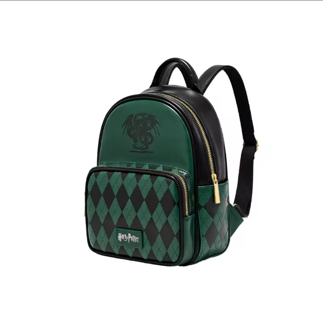 Mini mochila estruturada do Harry Potter com bolso frontal em estampa de losangos e brasão gravado no painel superior