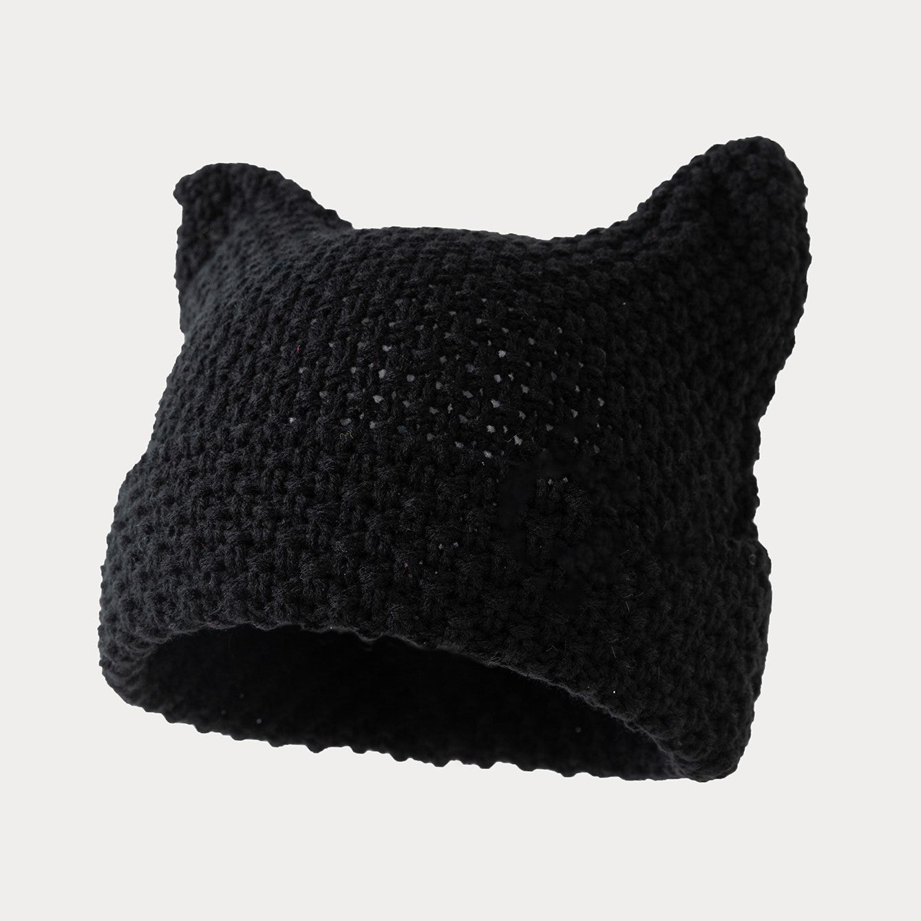 Gorro com pontas superiores no formato de orelhas de gato em exibição frontal