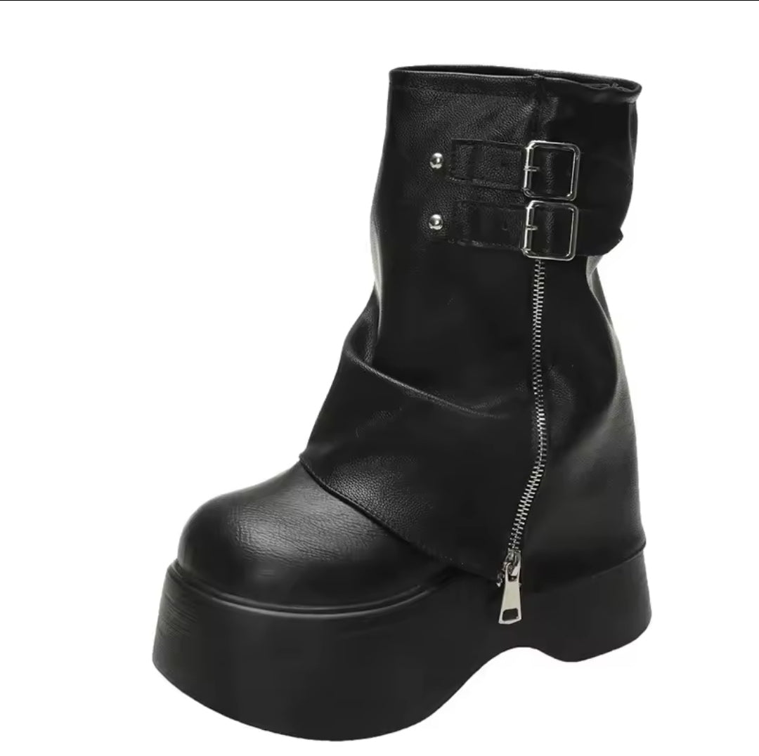 Bota biker preta de cano curto com plataforma tratorada, zíper lateral e fivelas duplas