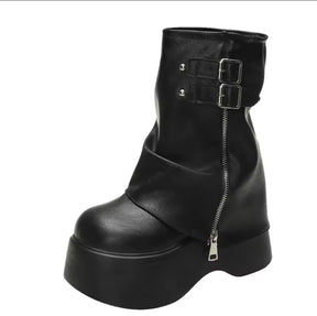 Bota biker preta de cano curto com plataforma tratorada, zíper lateral e fivelas duplas