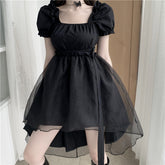 Vestido preto curto de mangas bufantes com decote quadrado e saia fluida sobreposta