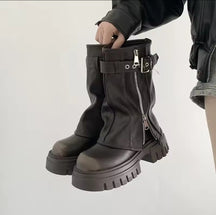 Bota biker marrom de cano médio com solado tratorado, zíper lateral e tira com fivela