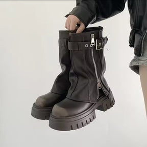 Bota biker marrom de cano médio com solado tratorado, zíper lateral e tira com fivela