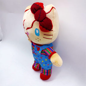 Personagem Hello Kitty com cicatrizes no rosto, laço remendado e macacão azul sobre camiseta listrada