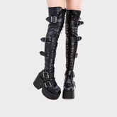 Bota preta over the knee estilo gótica com salto plataforma grosso, amarração frontal e múltiplas fivelas