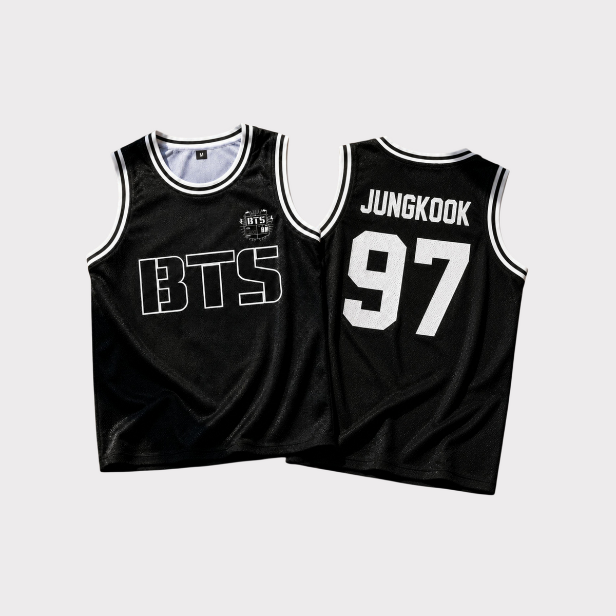 Regata preta estilo basquete com detalhes listrados na gola e estampa BTS frontal e número traseiro