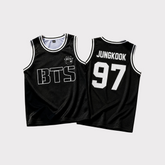 Regata preta estilo basquete com detalhes listrados na gola e estampa BTS frontal e número traseiro