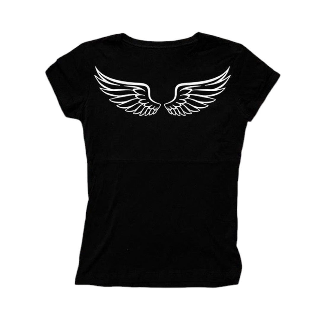 Baby tee preta com a escrita Charli's Angels em caligrafia branca no peito e asas de anjo estampadas nas costas