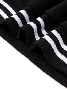 Jaqueta college bicolor preta e branca com estampas Los Angeles, California e fechamento por botões de pressão