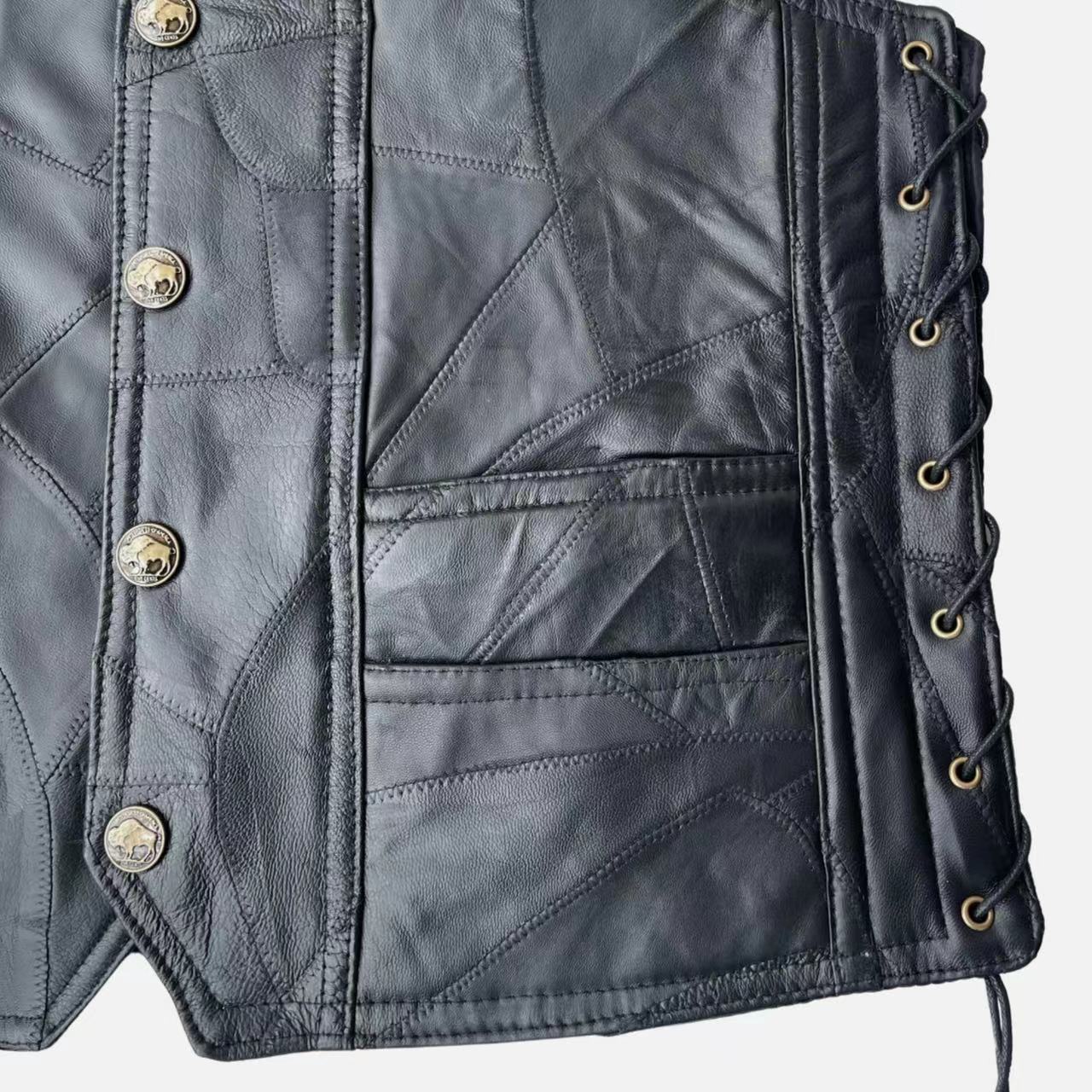 Colete de couro preto masculino estilo biker com patches bordados de caveiras, escritas e trançado lateral com cordão