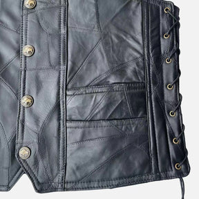 Colete de couro preto masculino estilo biker com patches bordados de caveiras, escritas e trançado lateral com cordão