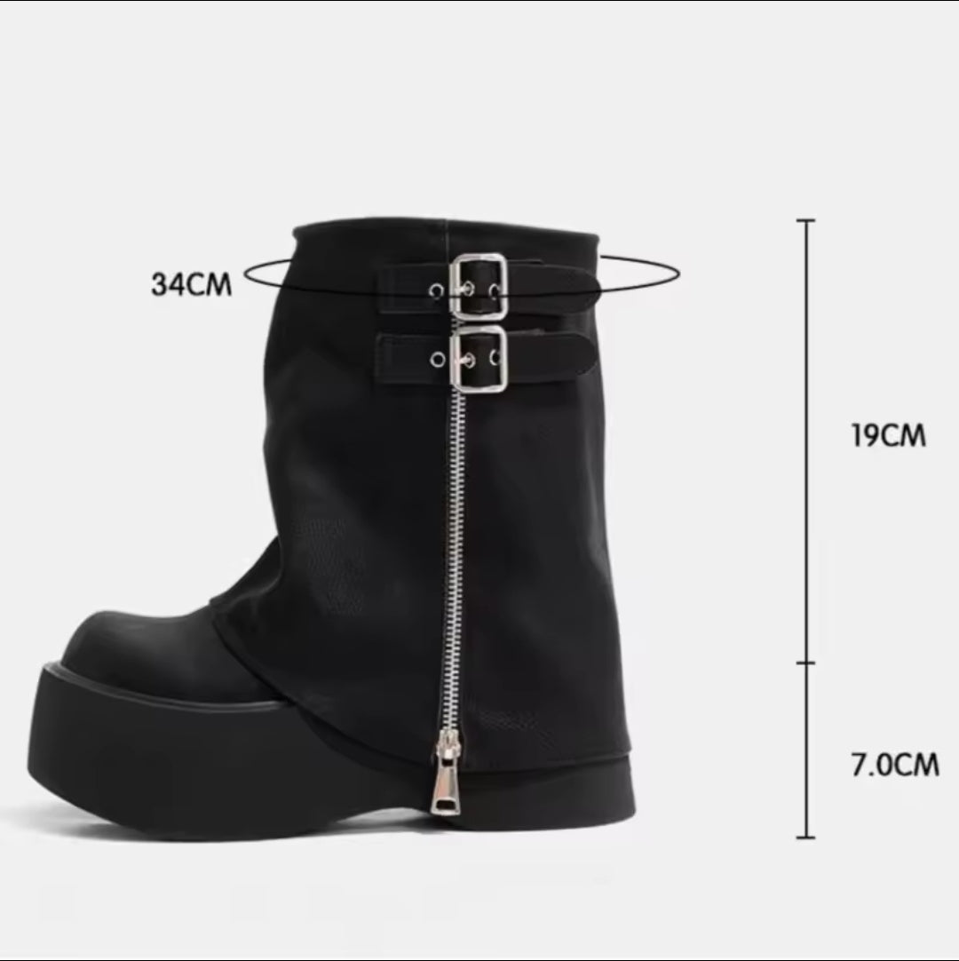 Bota biker preta de cano curto com plataforma tratorada, zíper lateral e fivelas duplas