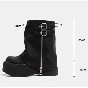 Bota biker preta de cano curto com plataforma tratorada, zíper lateral e fivelas duplas
