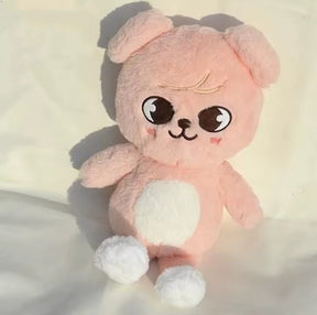 Pelúcia grande do personagem SKZOO Teddy em exibição colecionável