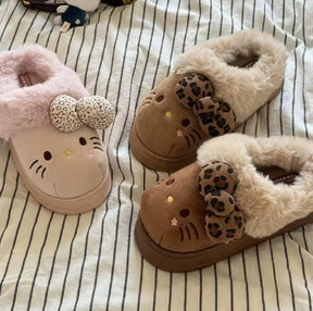 Chinelo estilo slide com estampa de oncinha e rosto da Hello Kitty