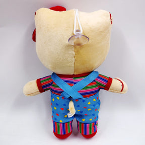 Personagem Hello Kitty com cicatrizes no rosto, laço remendado e macacão azul sobre camiseta listrada