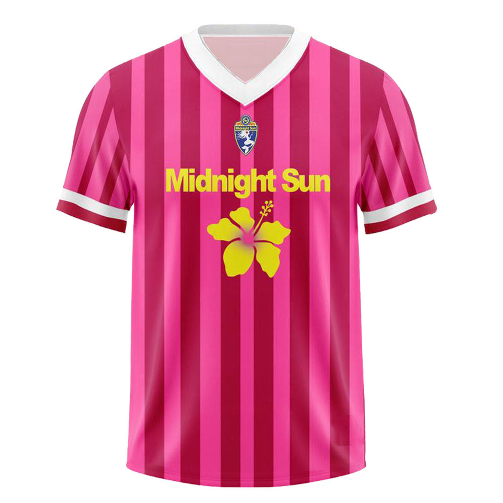 Camisa estilo jersey de futebol rosa com listras verticais, gola V branca e estampa Midnight Sun com flor amarela