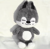 Pelúcia grande do personagem SKZOO Teddy em exibição colecionável