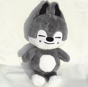 Pelúcia grande do personagem SKZOO Teddy em exibição colecionável