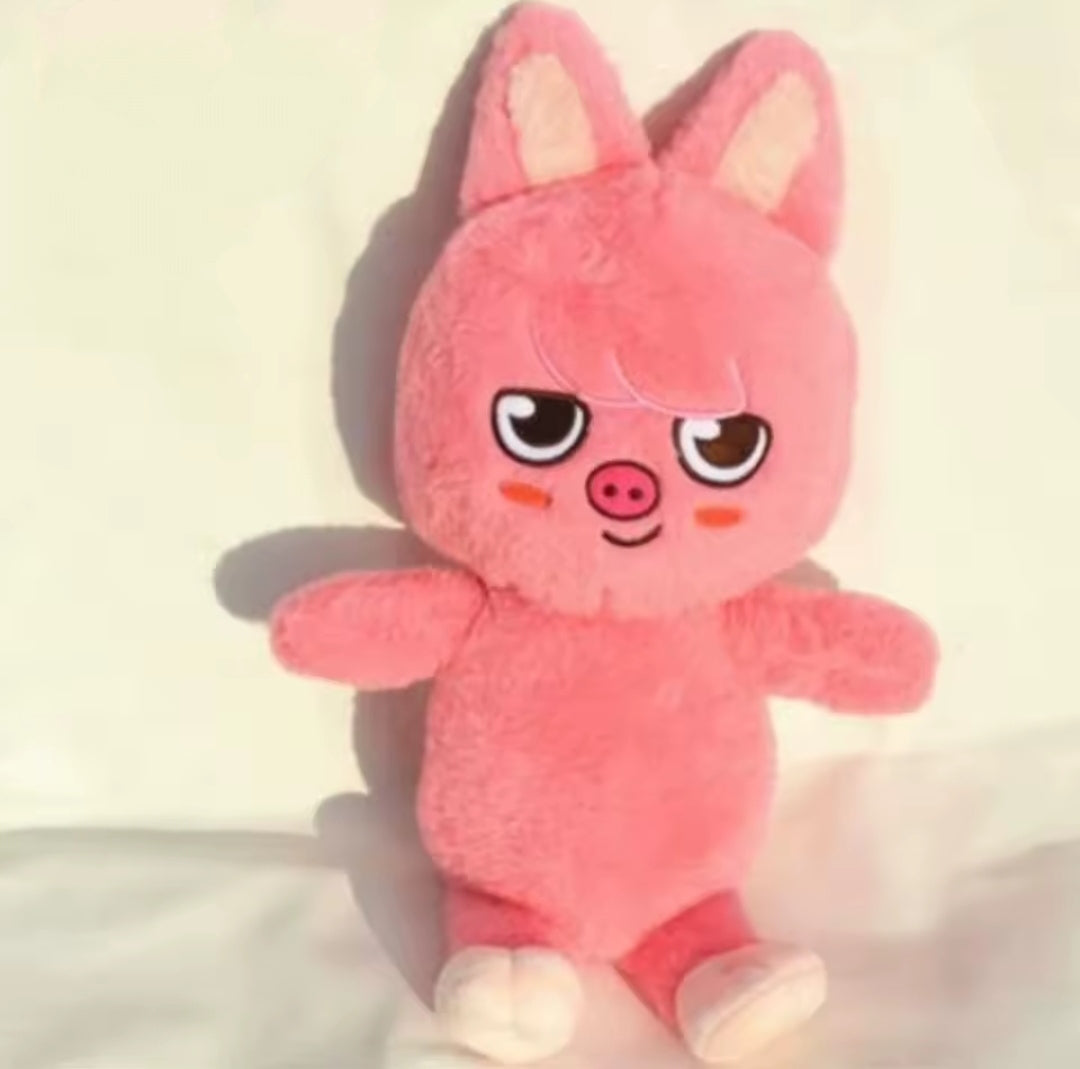 Pelúcia grande do personagem SKZOO Teddy em exibição colecionável