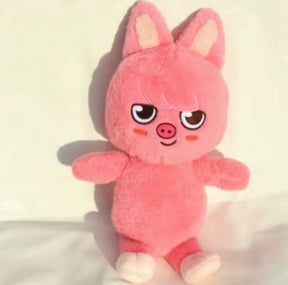 Pelúcia grande do personagem SKZOO Teddy em exibição colecionável