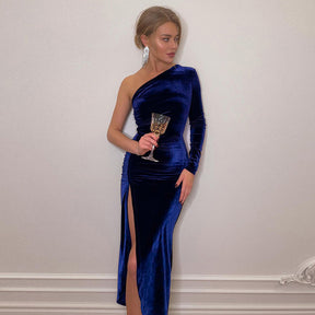 Vestido longo azul royal em veludo com modelagem de um ombro só, manga longa, drapeado lateral e fenda na perna