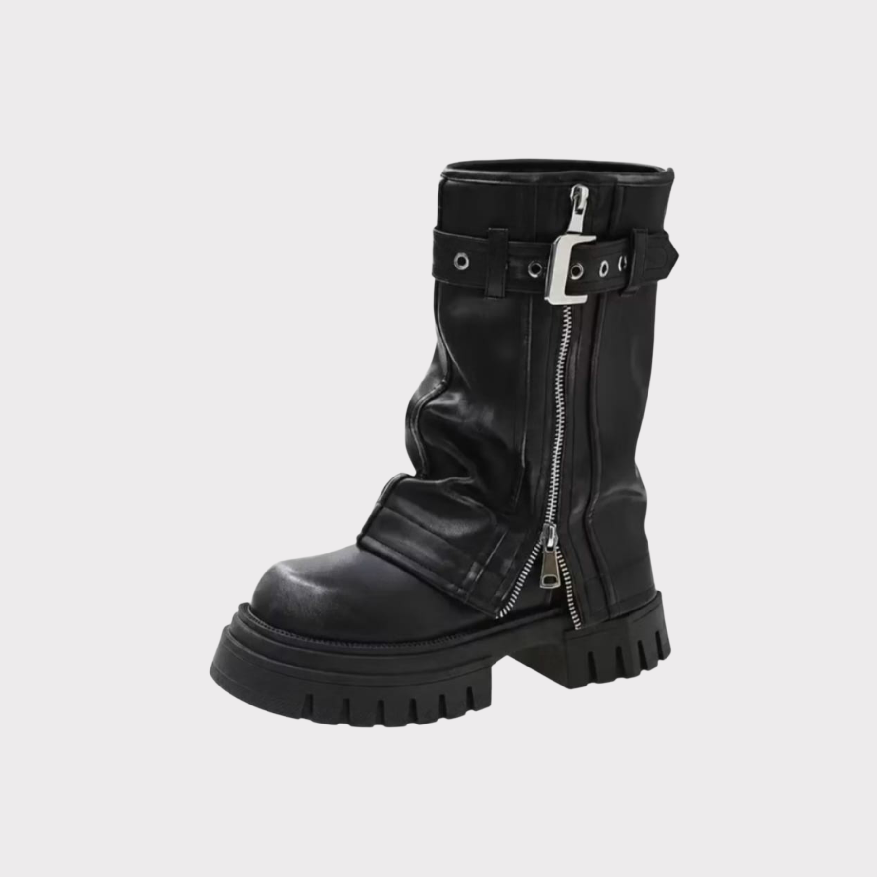 Bota biker preta de cano médio com solado tratorado, zíper lateral e tira com fivela