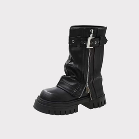 Bota biker preta de cano médio com solado tratorado, zíper lateral e tira com fivela