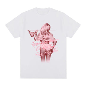 Camiseta Branca com estampa da Sabrina Carpenter em tom rosa e a frase Respect for Women no peito